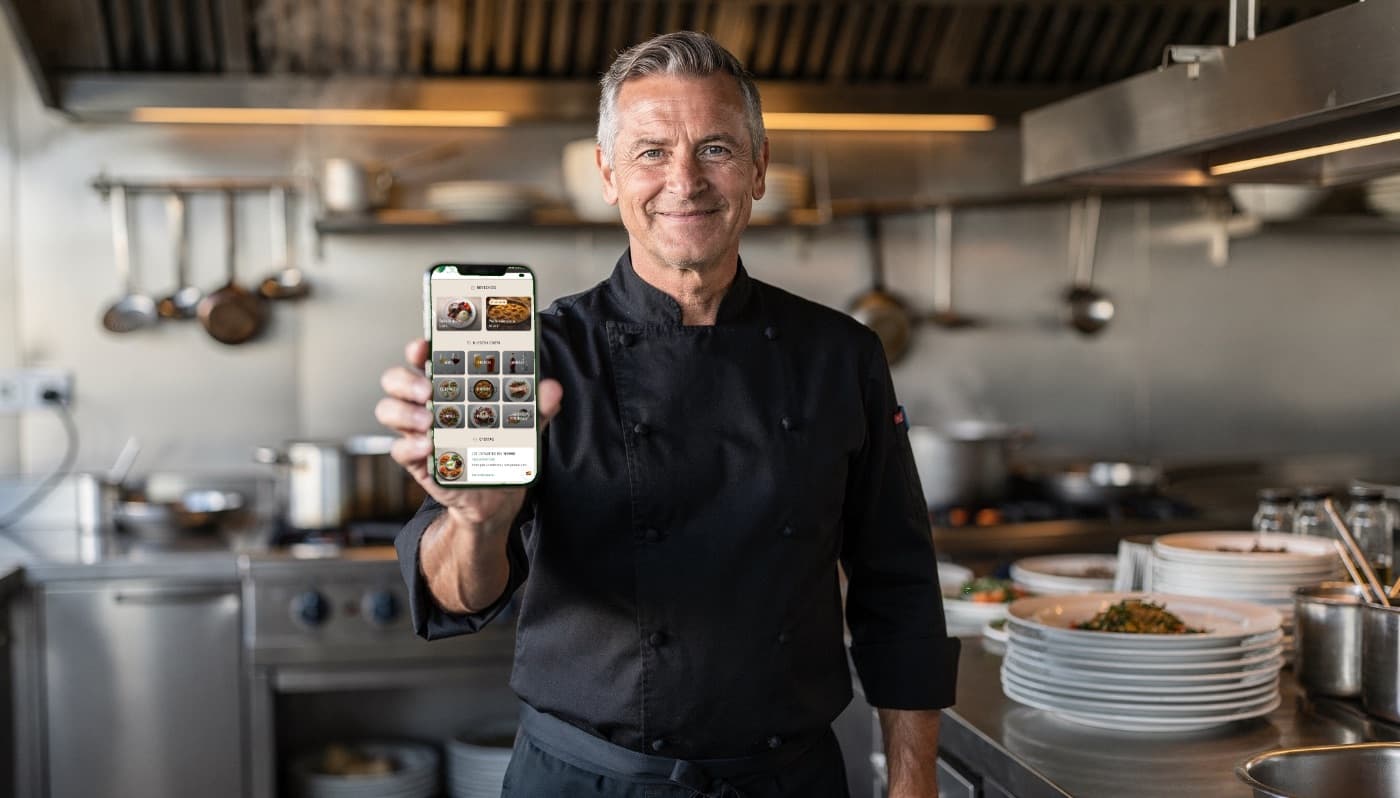 Chef mostrando su carta digital Apto·menu en el móvil
